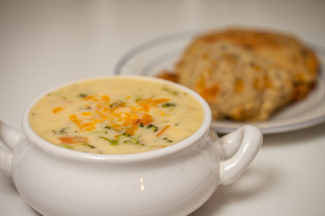 Broccoli-Soup-with-muffins