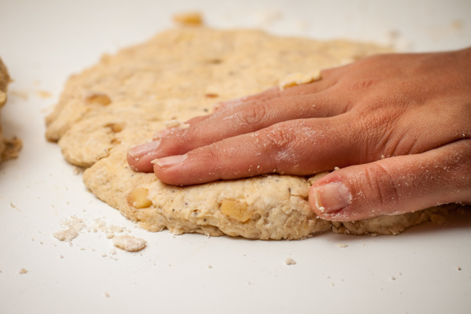 Apple-Scones-make-circles