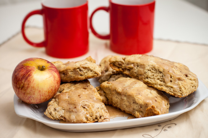 Apple-Scones-with-Glaze-and-drinks